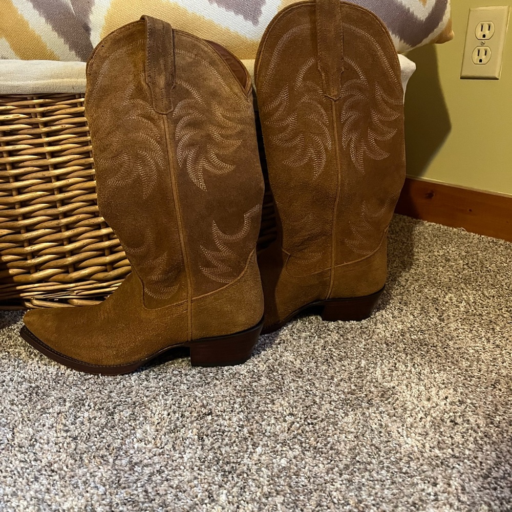 Never worn women’s Tecovas Annie boot in sienna suede.